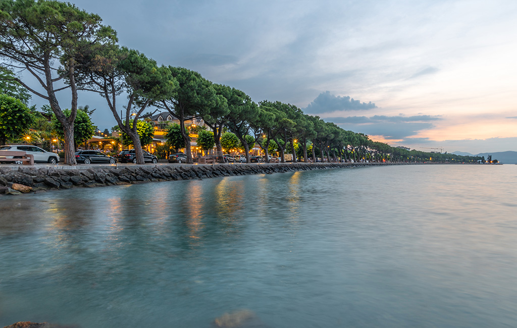 lungo lago peschiera