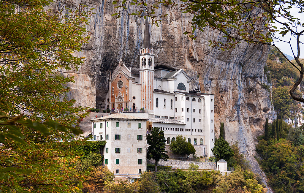 santuario madonna della corona